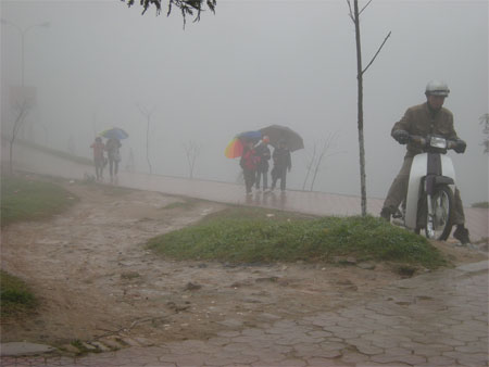 Sương[-]mù[-]khiến[-]việc[-]lưu[-]thông,[-]đi[-]lại[-]gặp[-]nhiều[-]khó[-]khăn,[-]tiềm[-]ẩn[-]tai[-]nạn.